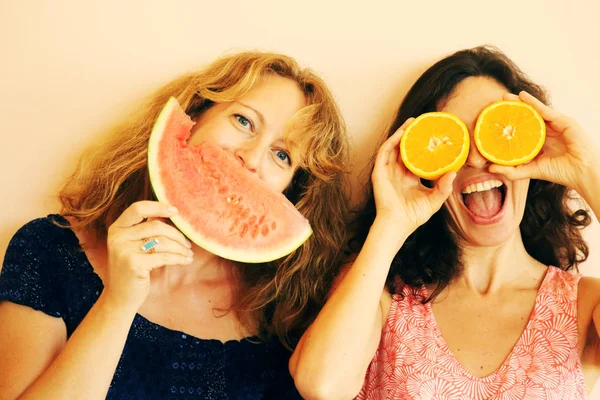 portakal ve karpuz tutan kadın