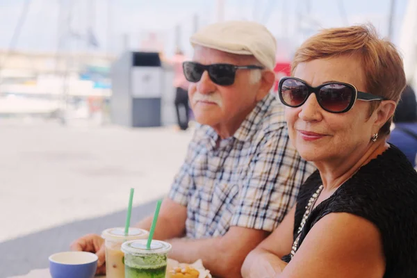 Senior couple sitting in cafe — Stock Photo, Image