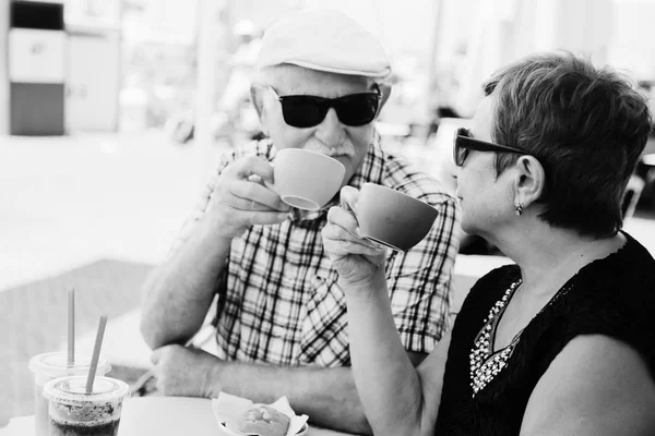 Ηλικιωμένο ζευγάρι πίνει τσάι — Φωτογραφία Αρχείου