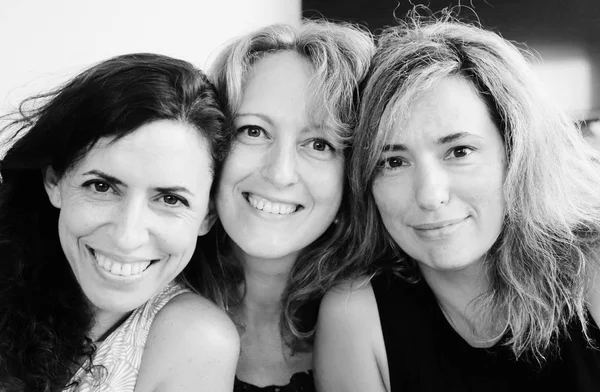 Olgun kadın gülümseyerek