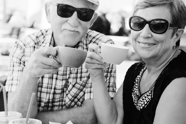 Casal sênior bebendo chá — Fotografia de Stock