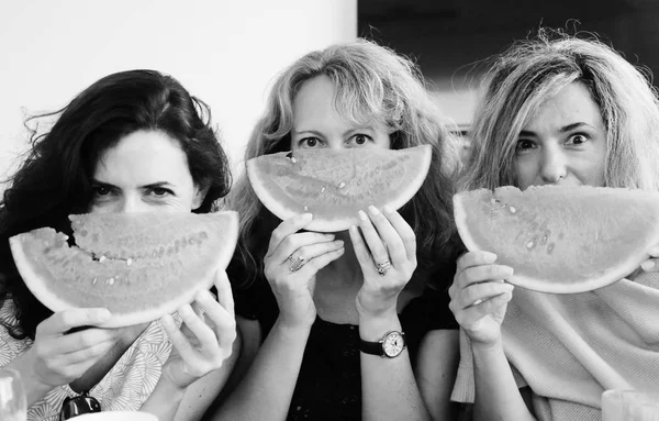 Reife Frauen essen Wassermelone — Stockfoto