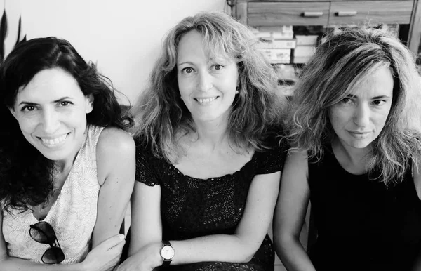 Olgun kadın gülümseyerek