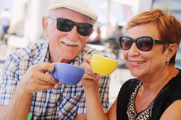 Çay içen yaşlı çift.