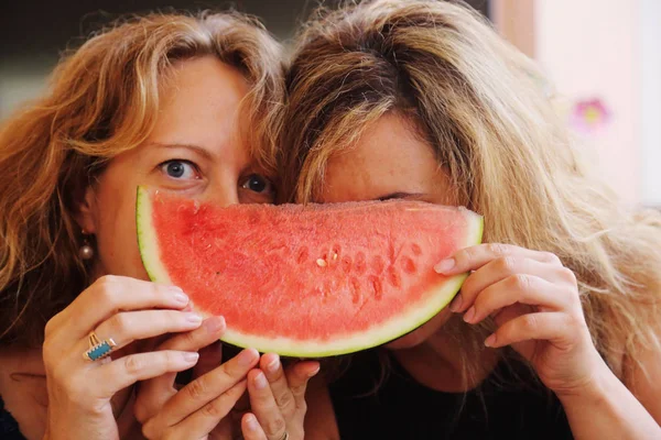 Olgun kadın karpuz yeme