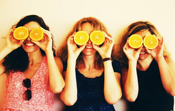 Olgun kadın portakal devrede tutan