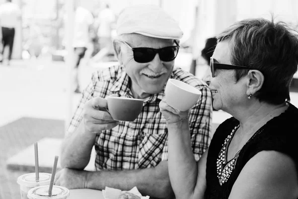 Senior couple drinking tea — Stock Photo, Image