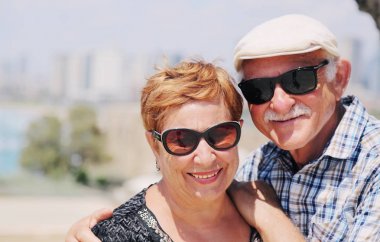 Üst düzey çift açık havada yürüyüş portresi
