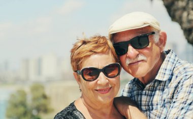 Üst düzey çift açık havada yürüyüş portresi