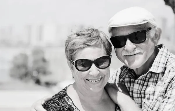 Retrato de casal sênior andando ao ar livre — Fotografia de Stock