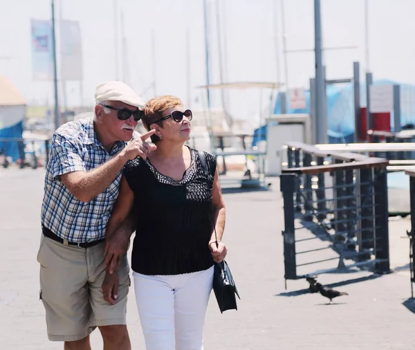 Porträt eines älteren Ehepaares, das im Freien spaziert — Stockfoto