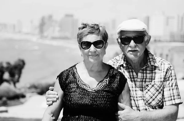 Retrato de casal sênior andando ao ar livre — Fotografia de Stock