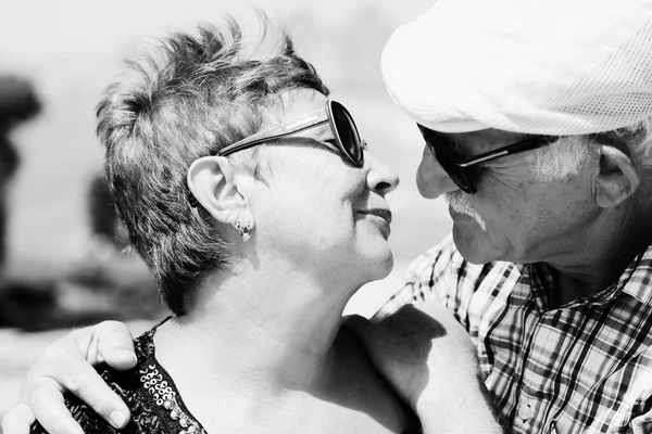 Portrait of senior couple walking outdoors — Stock Photo, Image