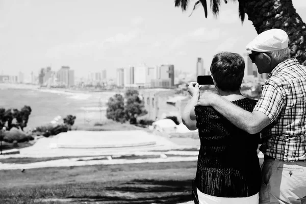 Retrato de pareja mayor caminando al aire libre — Foto de Stock