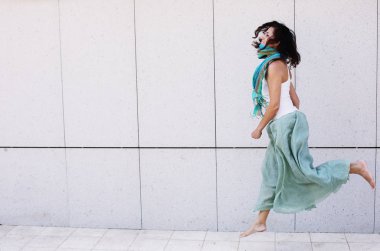  Turkuaz etek yürüyüş gülümseyen güzel kadın portresi 