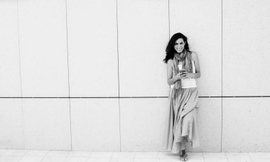 Güzel kadın cep telefonu tutuyor