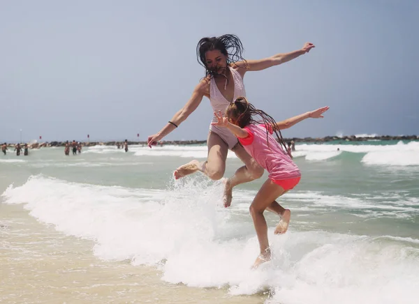 Jonge meisjes springen op zee — Stockfoto