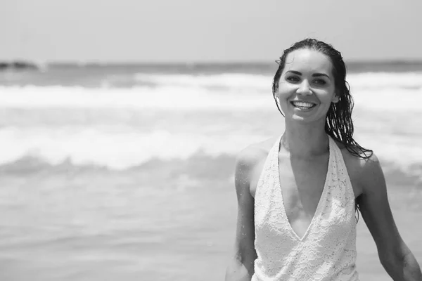 Schöne junge Frau am Meer — Stockfoto