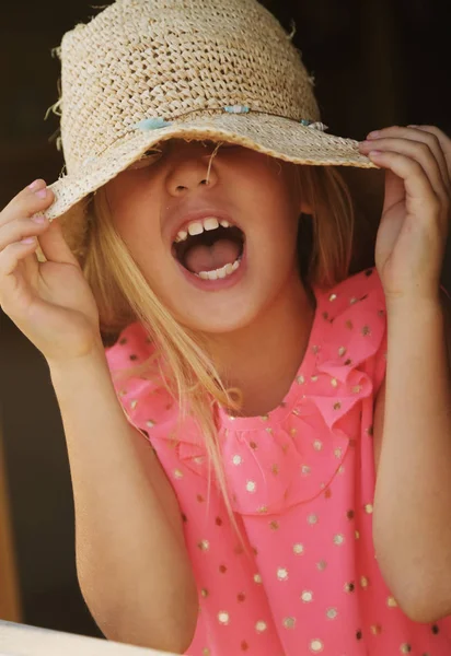 Το χαριτωμένο μικρό κορίτσι σε ψάθινο καπέλο — Φωτογραφία Αρχείου