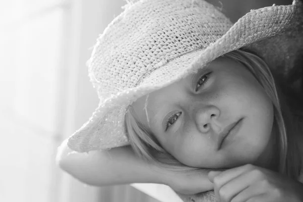 Милая маленькая девочка в соломенной шляпе — стоковое фото