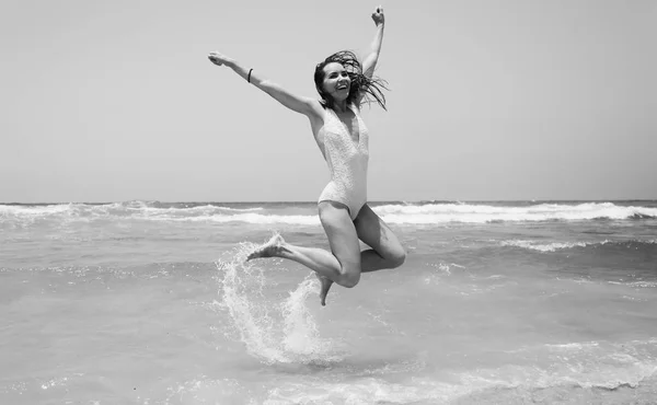 Belle jeune femme au bord de la mer — Photo