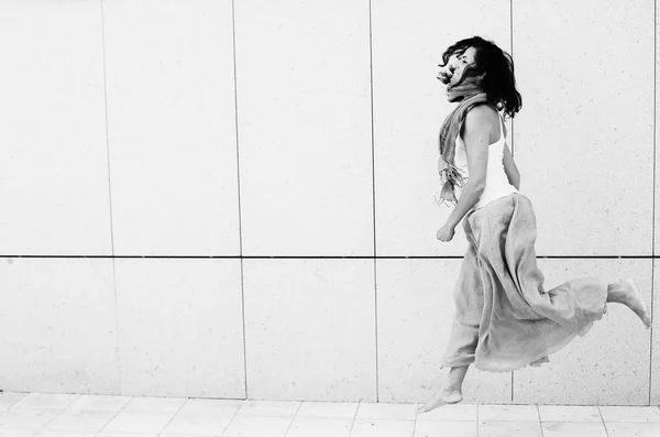 Retrato de una hermosa mujer sonriente en falda turquesa caminando — Foto de Stock