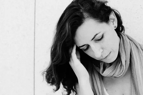 Retrato de sonriente hermosa mujer de 40 años de pie de nuevo —  Fotos de Stock