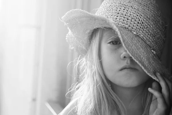 Menina bonito em chapéu de palha — Fotografia de Stock