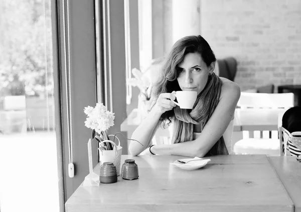 Mujer madura sentada en la cafetería — Foto de Stock
