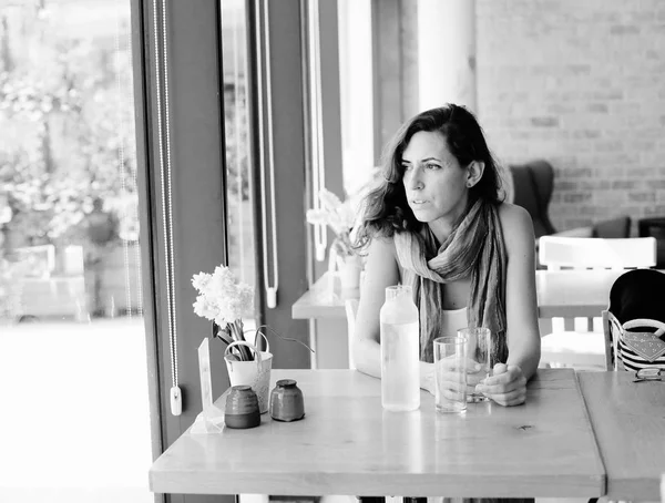 Rijpe vrouw zitten in Cafe — Stockfoto