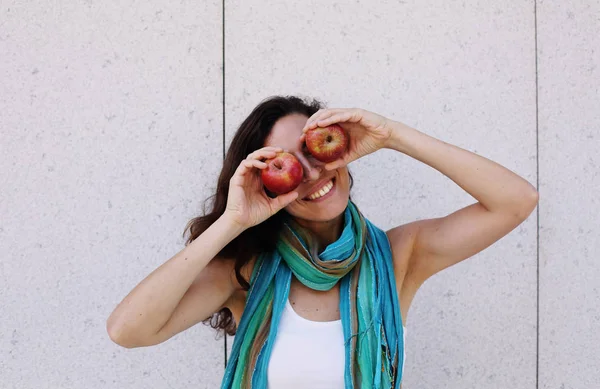 Beautiful woman is holding with freshly organic red apples — Stock Photo, Image