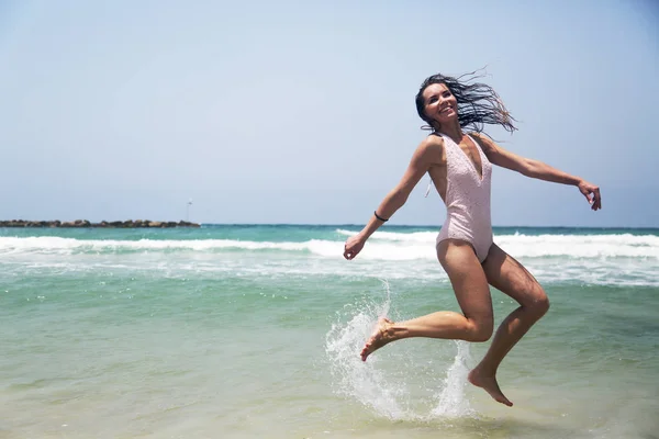 Bella giovane donna sul mare — Foto Stock