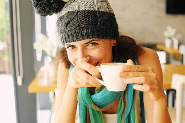 Mujer madura sentada en la cafetería —  Fotos de Stock