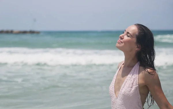 海辺の美しい若い女性 — ストック写真