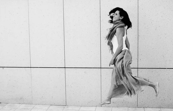 Porträtt av leende vackra kvinna i turkos kjol walking — Stockfoto