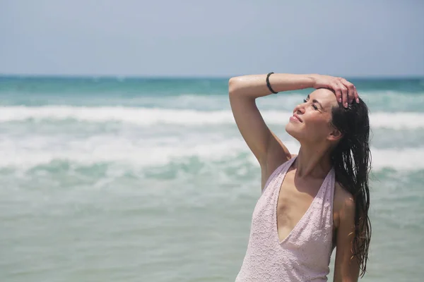 Schöne junge Frau am Meer — Stockfoto