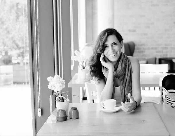 Mujer madura sentada en la cafetería —  Fotos de Stock