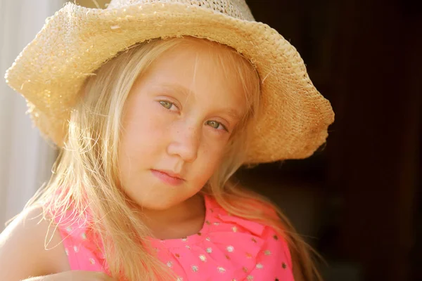 Retrato de linda niña de 6 años —  Fotos de Stock