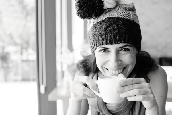 Ältere Frau sitzt im Café — Stockfoto