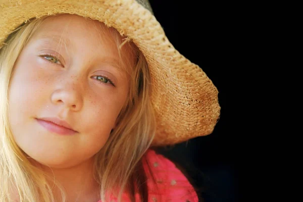 Carino bambina in cappello di paglia — Foto Stock
