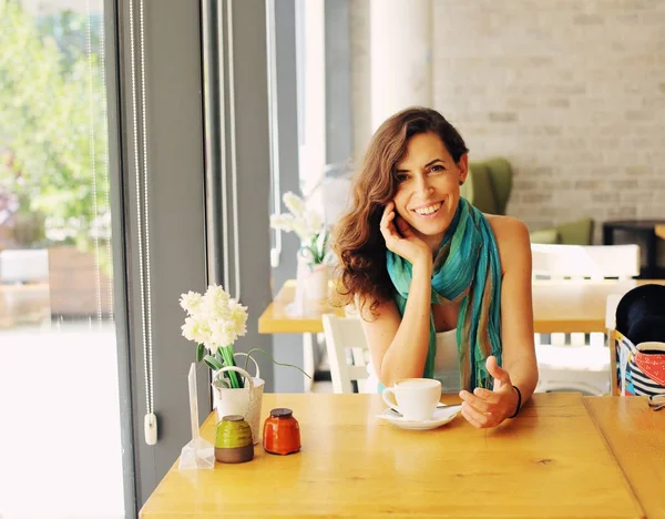 Ältere Frau sitzt im Café — Stockfoto