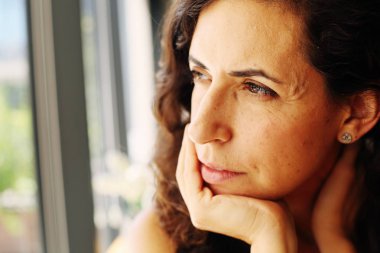 Cep telefonu ile şehir gri duvar karşı duran güzel kadın