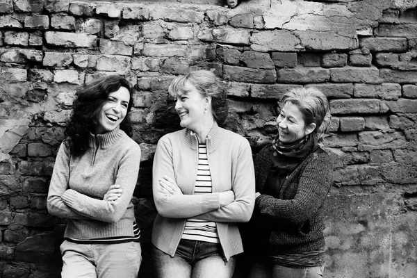 Retrato al aire libre de la feliz mujer de 40 años —  Fotos de Stock