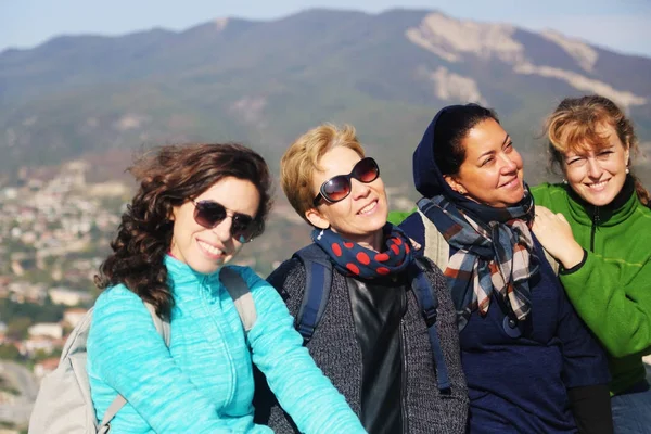 Retrato al aire libre de la feliz mujer de 40 años viajando juntos —  Fotos de Stock