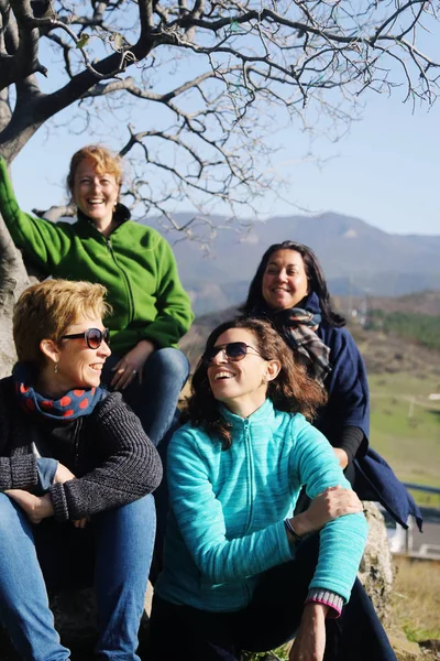 Outdoor Portret van blij 40 jaar oude vrouw die samen reizen — Stockfoto