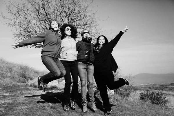 Retrato al aire libre de la feliz mujer de 40 años viajando juntos — Foto de Stock