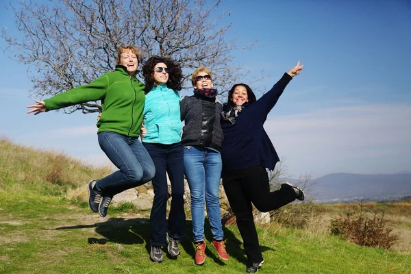 Retrato al aire libre de la feliz mujer de 40 años viajando juntos —  Fotos de Stock