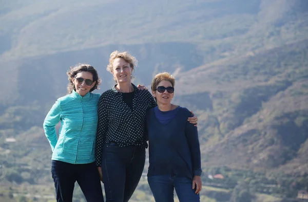 Retrato al aire libre de la feliz mujer de 40 años viajando juntos —  Fotos de Stock