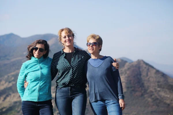 Retrato al aire libre de la feliz mujer de 40 años viajando juntos —  Fotos de Stock