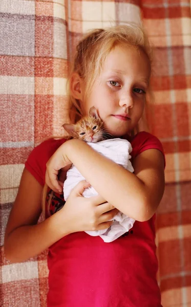 Liten flicka med röd kattunge — Stockfoto